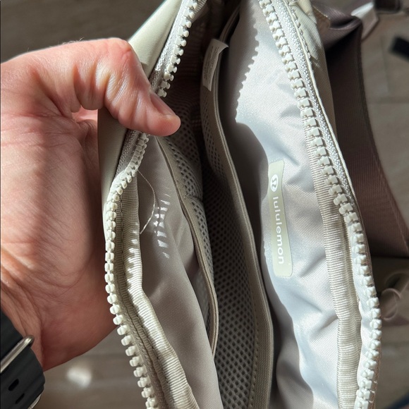 Lululemon 2L Everywhere Belt Bag price tag removed, description tag attached - Picture 4 of 4